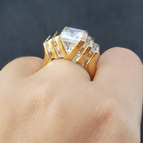 Beautiful and Unique Vintage V Ring 925 Stamped size 8 - Picture 2 of 5